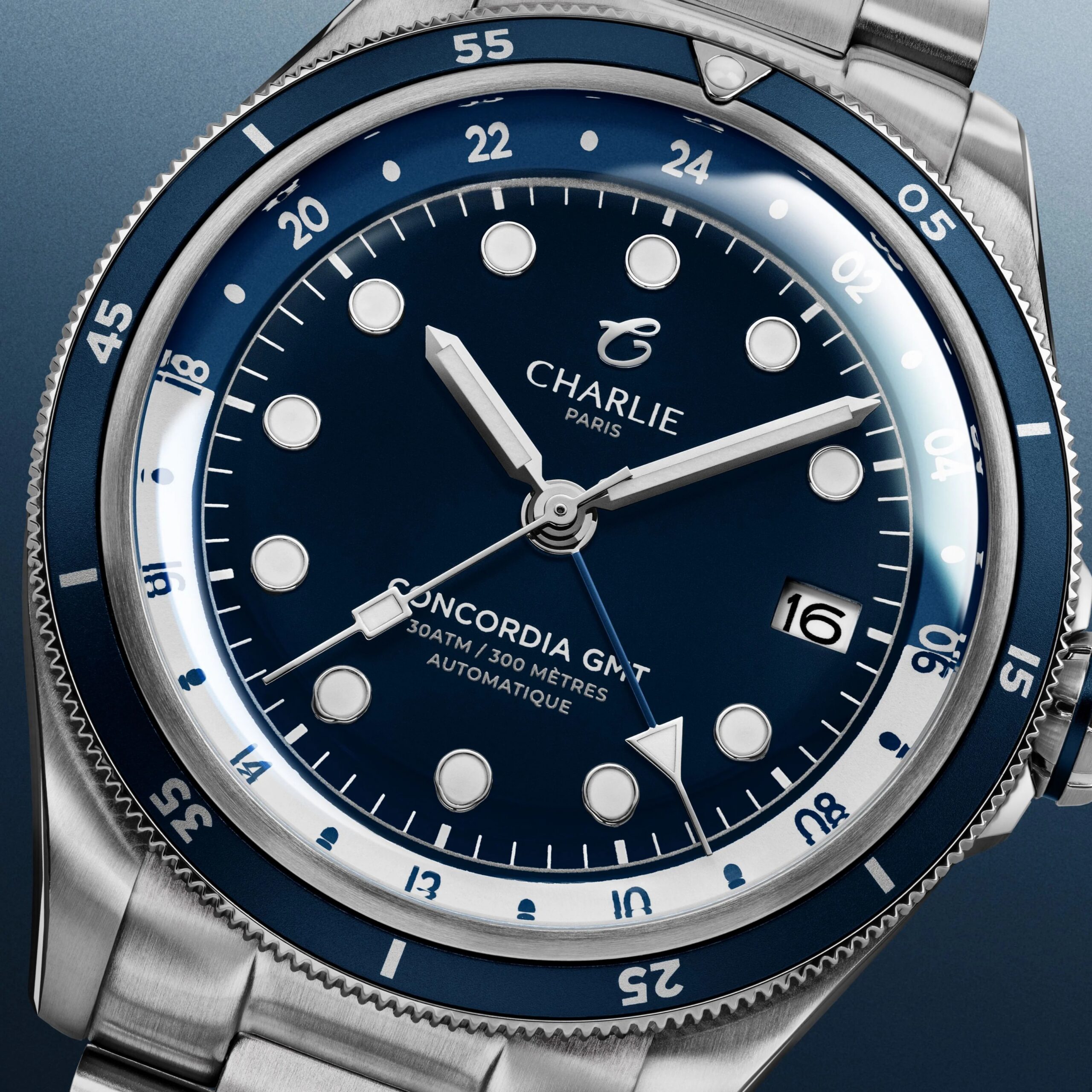La Charlie Paris Concordia GMT en version Antarctic Blue, cadran bleu et lunette assortie