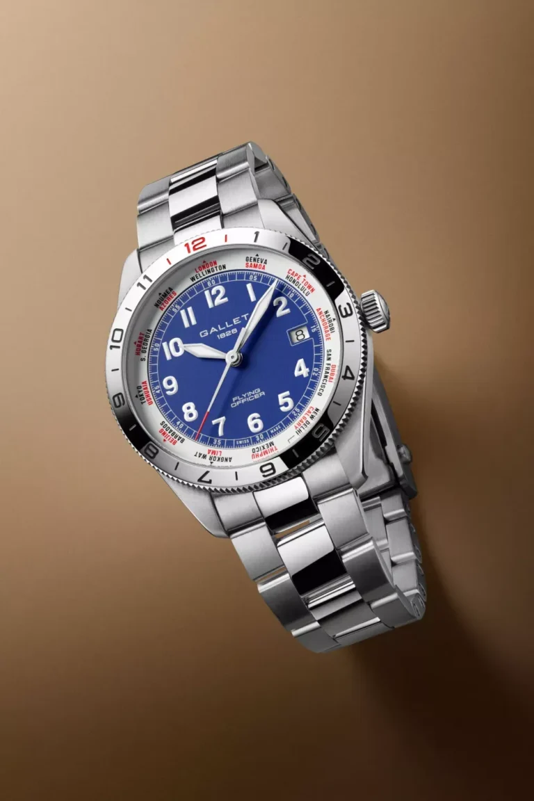 Gallet renaît pour ses 200 ans La Gallet Flying Officer chronographe bleu clair sur bracelet acier
