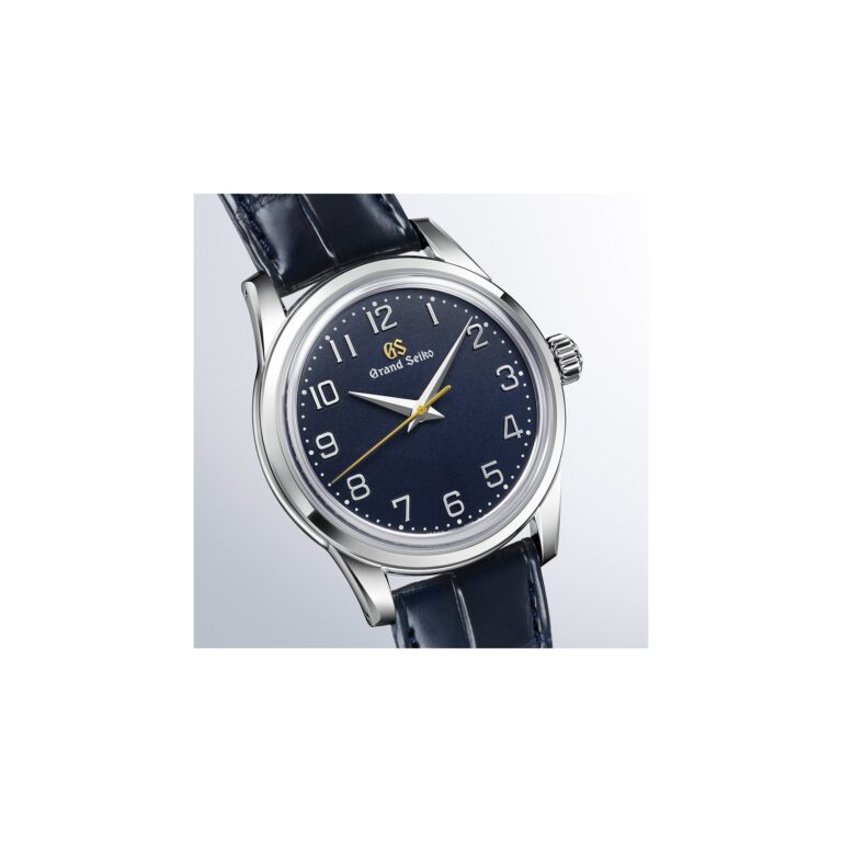 La Grand Seiko SBGW325 de face, chiffres arabes surélevés argentés et aiguilles Dauphine