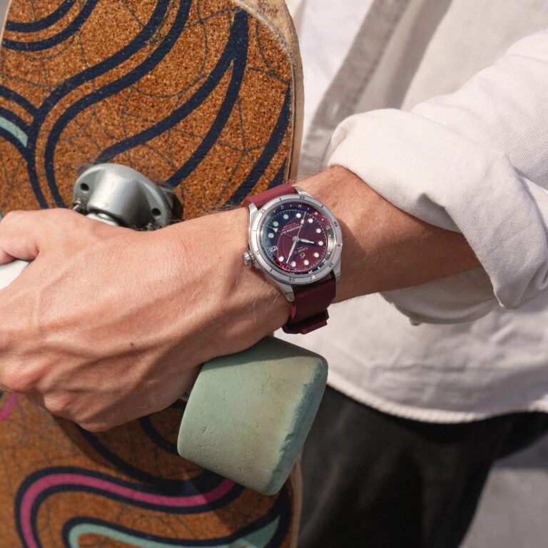 La Concordia GMT Burgundy portée au poignet