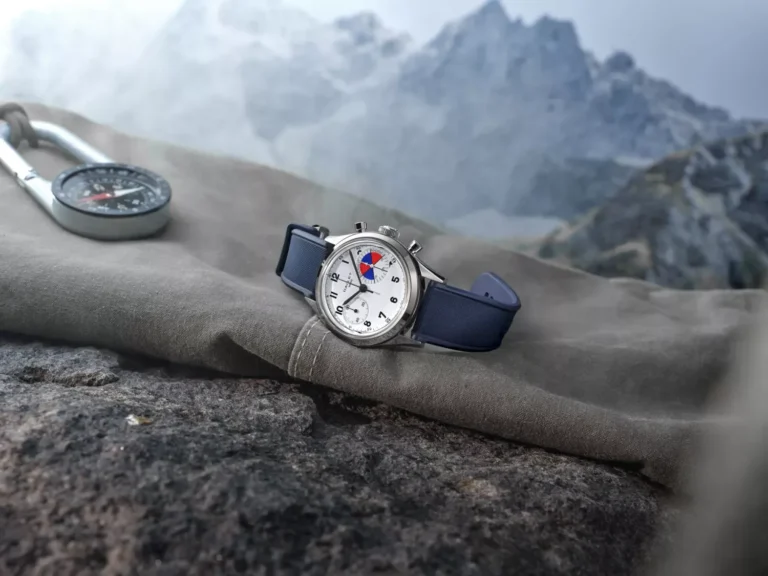 Gallet renaît pour ses 200 ans Une Gallet Multichron à compteur bleu et rouge, décor de montagne
