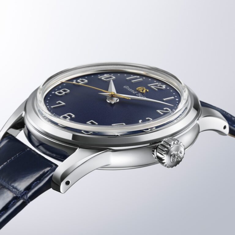La Grand Seiko SBGW325 de trois quarts, cadran bleu indigo et bracelet crocodile teint à la main