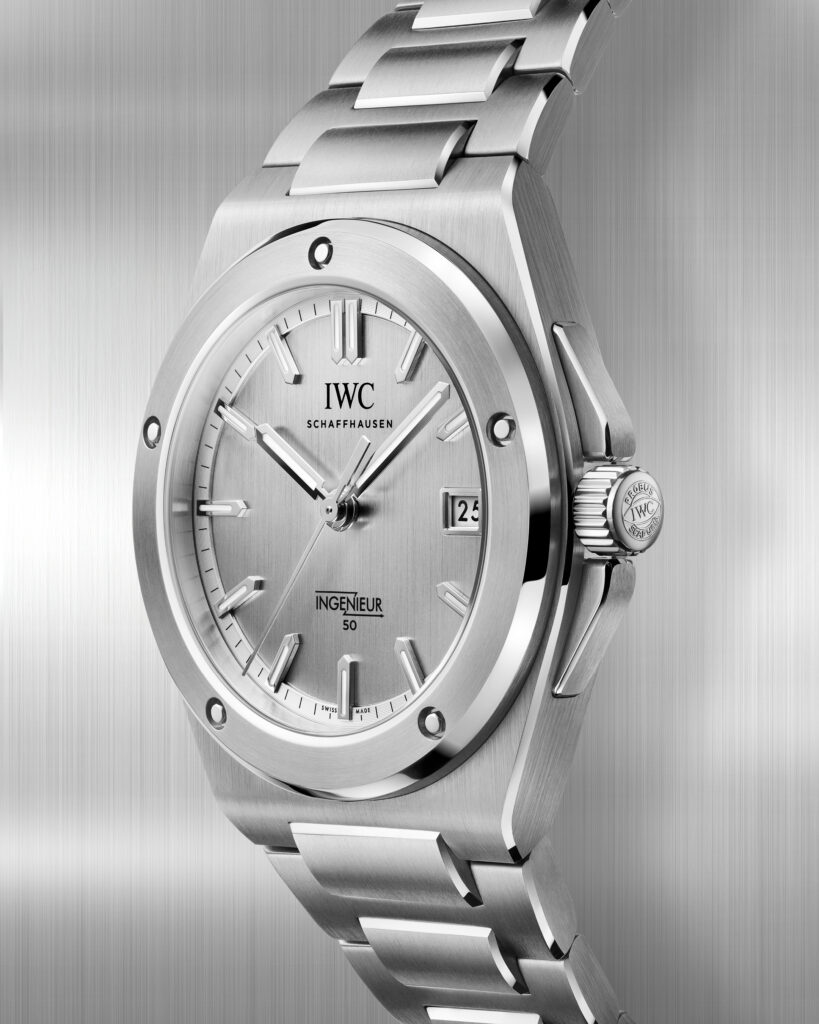 L’IWC Ingenieur Automatic 50th Anniversary de trois quarts, lunette à cinq vis et protège-couronne