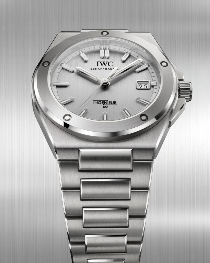 L’IWC Ingenieur Automatic 50th Anniversary, guichet de date à 3 heures et logo anniversaire