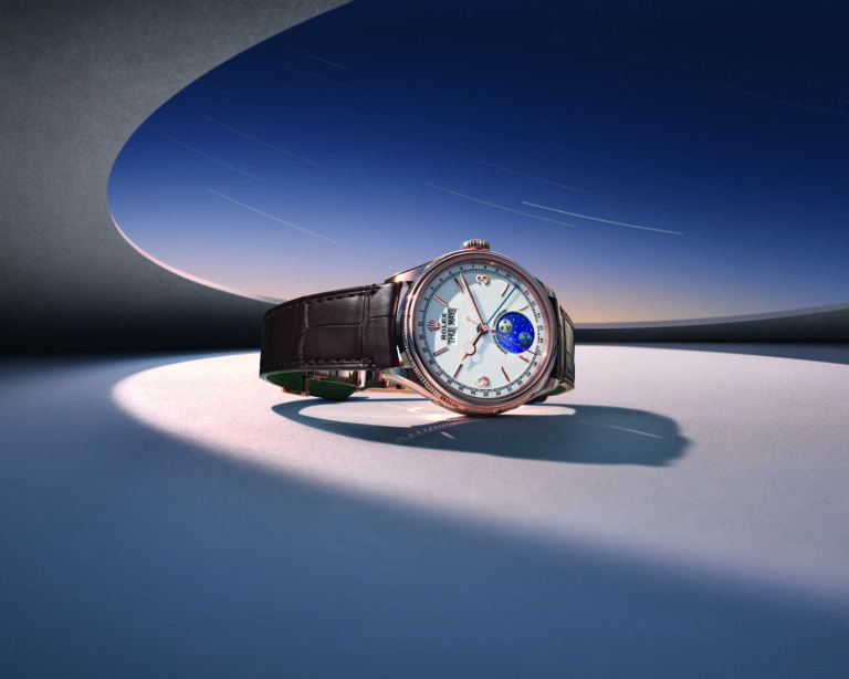 Rolex Perpetual Padellone : la porte refermée en 1953 vient de se rouvrir La Perpetual Padellone en or Everose posée de trois quarts sur alligator brun mat
