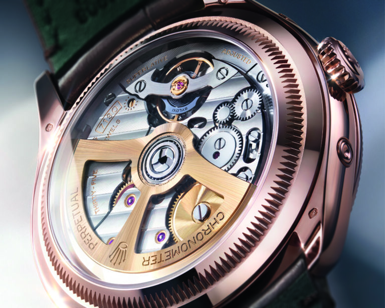 Rolex Perpetual Padellone : la porte refermée en 1953 vient de se rouvrir Le fond saphir de la Perpetual Padellone en or Everose : masse oscillante en or jaune et doublure verte du bracelet