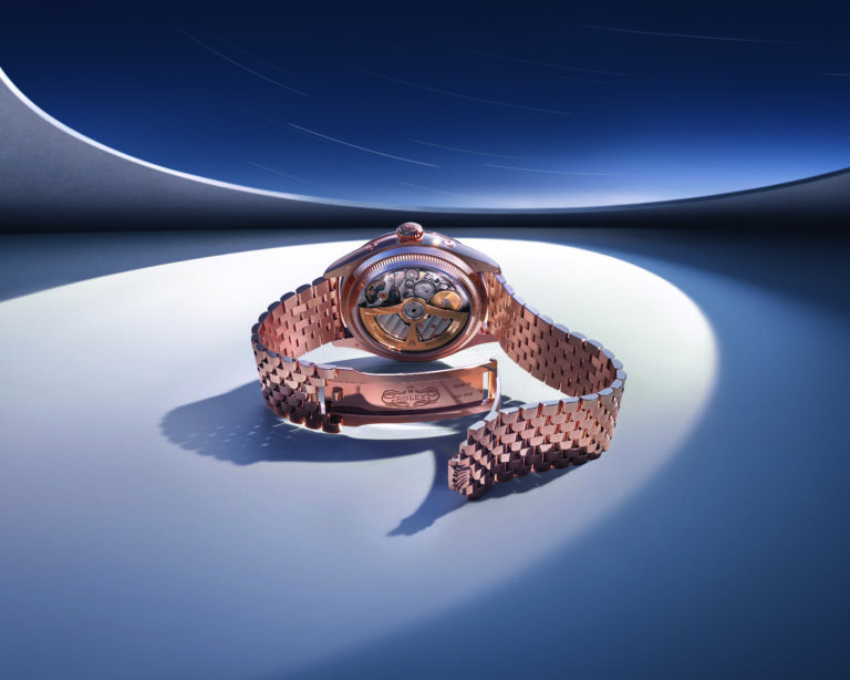 Rolex Perpetual Padellone : la porte refermée en 1953 vient de se rouvrir La Perpetual Padellone en or Everose vue de dos, calibre 7190 visible par le fond saphir, bracelet Settimo ouvert