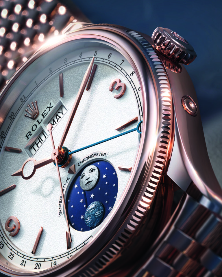 Rolex Perpetual Padellone : la porte refermée en 1953 vient de se rouvrir Détail du cadran blanc intense : guichets du jour et du mois sous midi, phase de lune en météorite sur émail bleu grand feu