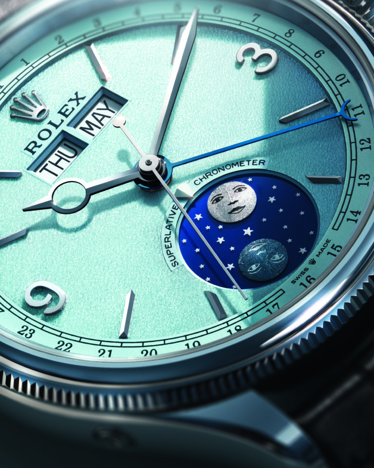 Rolex Perpetual Padellone : la porte refermée en 1953 vient de se rouvrir Détail du cadran bleu glacier de la version platine : guichets jour et mois, phase de lune et aiguille de date bleue