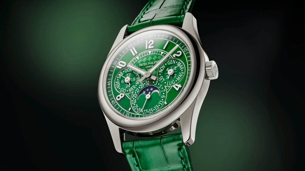 Patek Philippe dévoile sept éditions limitées à Milan La Patek Philippe Calatrava 7147G verte de profil, boîtier or gris de 38 mm