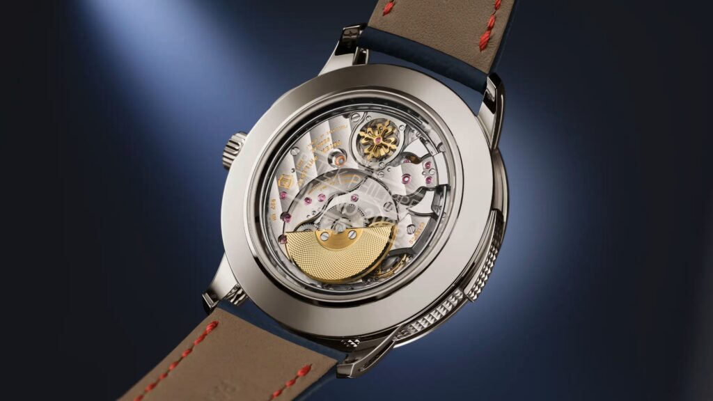 Patek Philippe dévoile sept éditions limitées à Milan Le calibre à micro-rotor d'une Calatrava Milano 2026, vu par le fond saphir