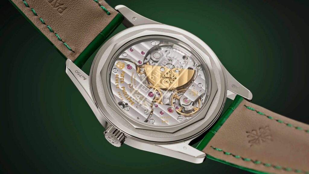 Patek Philippe dévoile sept éditions limitées à Milan Le dos de la Calatrava 7147G verte, calibre 240 Q ultra-plat visible par le fond saphir