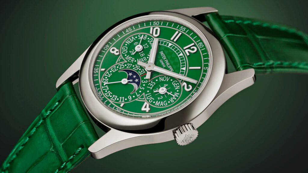 Patek Philippe dévoile sept éditions limitées à Milan La Patek Philippe Calatrava 7147G verte de face, motif carbone embossé au centre du cadran